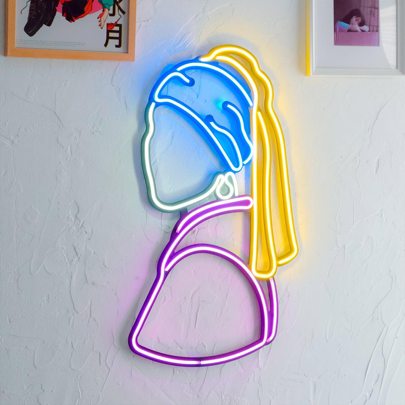 Meisje neon kunst aan de muur